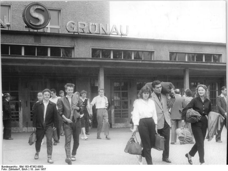 Soubor:Bundesarchiv Bild 183-47362-0003, Berlin, S-Bahnhof Grünau.jpg