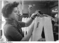 Bundesarchiv Bild 183-49907-0003, VEB Berliner Glühlampenwerk, Arbeiterin.jpg