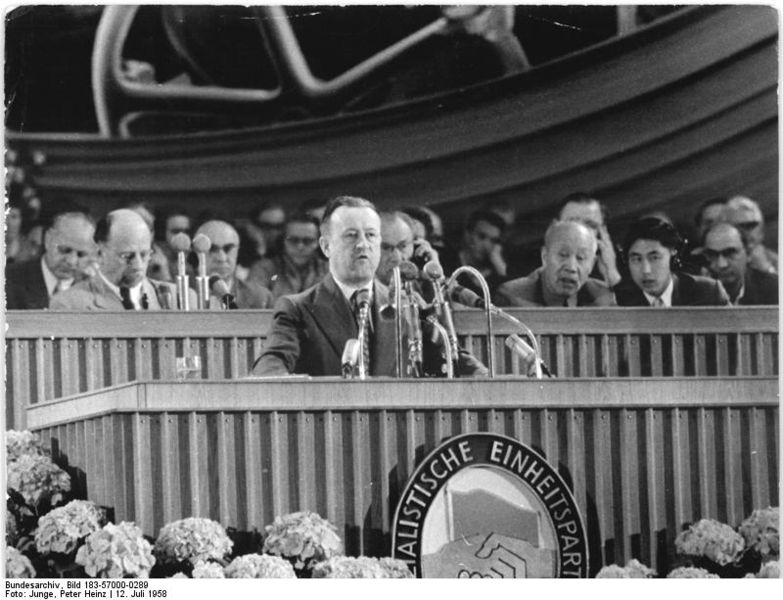 Soubor:Bundesarchiv Bild 183-57000-0289, Berlin, V. SED-Parteitag, 3.Tag.jpg