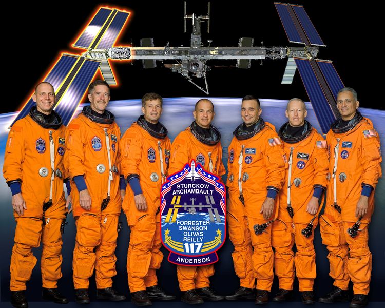 Soubor:STS-117 new crew photo.jpg