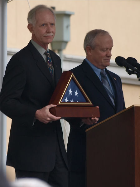 Soubor:Chesley Sullenberger honored.jpg