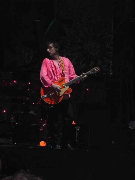 Soubor:Peter Buck of REM in looking over shoulder.jpg