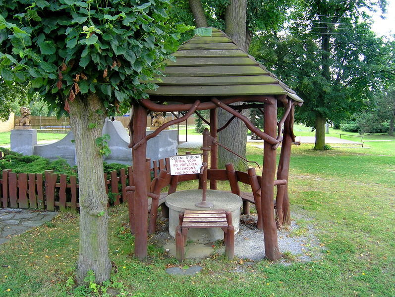 Soubor:Horní Bezděkov, Common Well.jpg