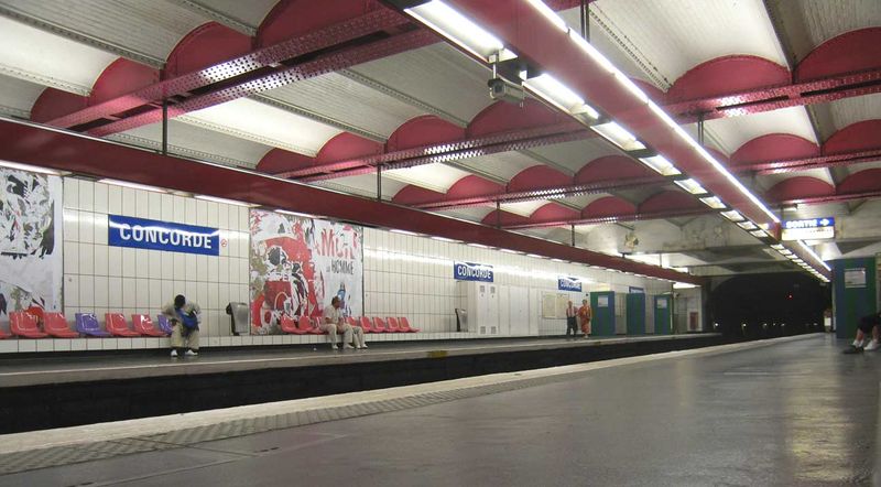 Soubor:Metro-Paris-Ligne-1-station.jpg