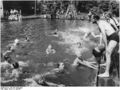 Bundesarchiv Bild 183-47805-0002, Lothar Heinz Hauenschild mit Schülern bei Schwimmmeisterschaft.jpg