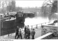 Bundesarchiv Bild 183-52573-0001, Berlin-Treptow, Abteibrücke, Schiffsliegeplatz.jpg