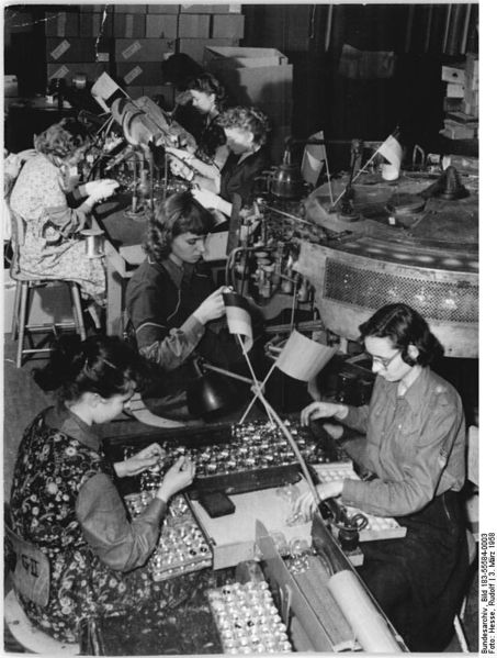 Soubor:Bundesarchiv Bild 183-55584-0003, VEB Berliner Glühlampenwerk, Jugendband.jpg