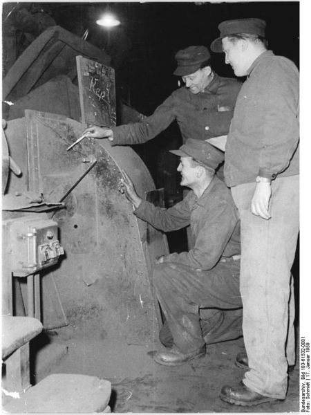 Soubor:Bundesarchiv Bild 183-61532-0001, Berlin, VEB Elektrokohle, Arbeitsschutzkontrollen.jpg