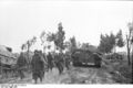 Bundesarchiv Bild 101I-311-0940-33, Italien, Infanterie auf Straße, Panzer V (Panther).jpg