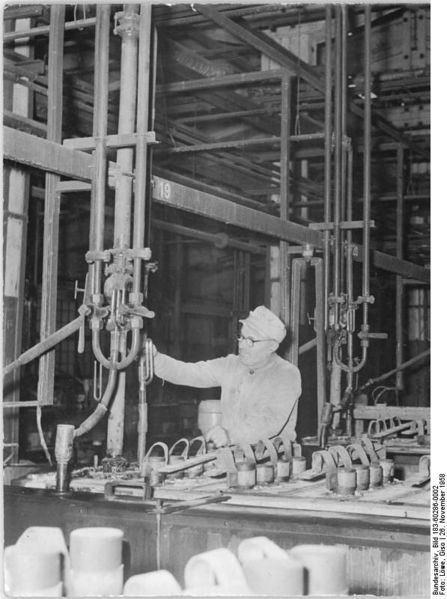 Soubor:Bundesarchiv Bild 183-60286-0002, Nünchritz, Elektrolyse-Anlage.jpg