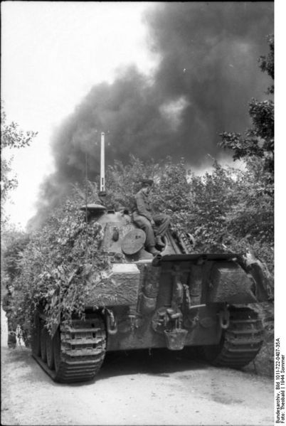 Soubor:Bundesarchiv Bild 101I-722-0407-35A, Frankreich, Panzer V "Panther" mit Panzersoldaten.jpg