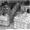 Bundesarchiv Bild 183-60958-0001, Berlin, Postamt O 17, Paketentladung.jpg