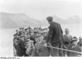 Bundesarchiv N 1572 Bild-1925-123, Polarfahrt Dampfer "München", Passagiere im Ruderboot.jpg