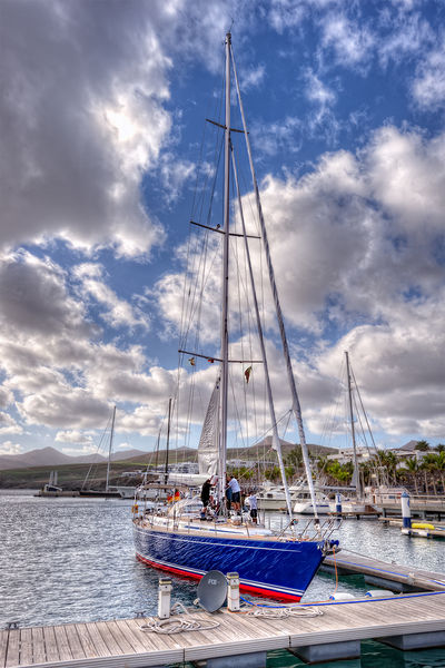 Soubor:Sailboat-Velero, Lanzarote, HDR.jpg