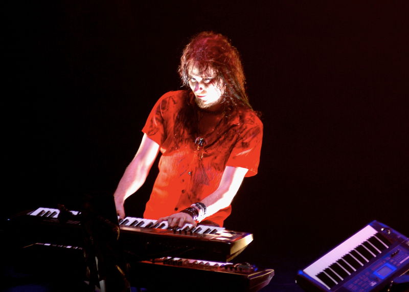 Soubor:Tuomas-Holopainen-keyboards1.JPG