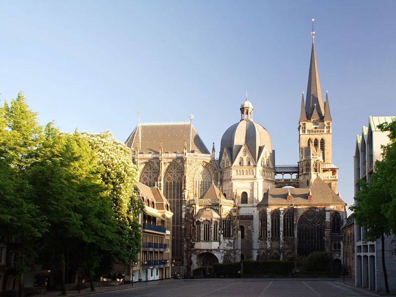 Soubor:Aachen Cathedral North View at Evening.jpg