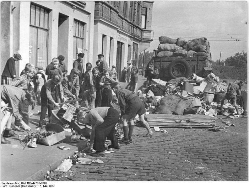 Soubor:Bundesarchiv Bild 183-49728-0002, Magdeburg, Altmaterial-Samlung für Martin-Ofen.jpg