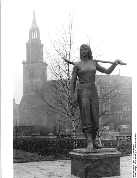 Soubor:Bundesarchiv Bild 183-43064-0001, Aufbauhelfer vor dem Berliner Rathaus.jpg