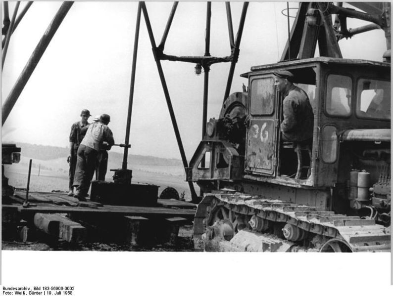 Soubor:Bundesarchiv Bild 183-56906-0002, Erdölförderung im Fallstein.jpg