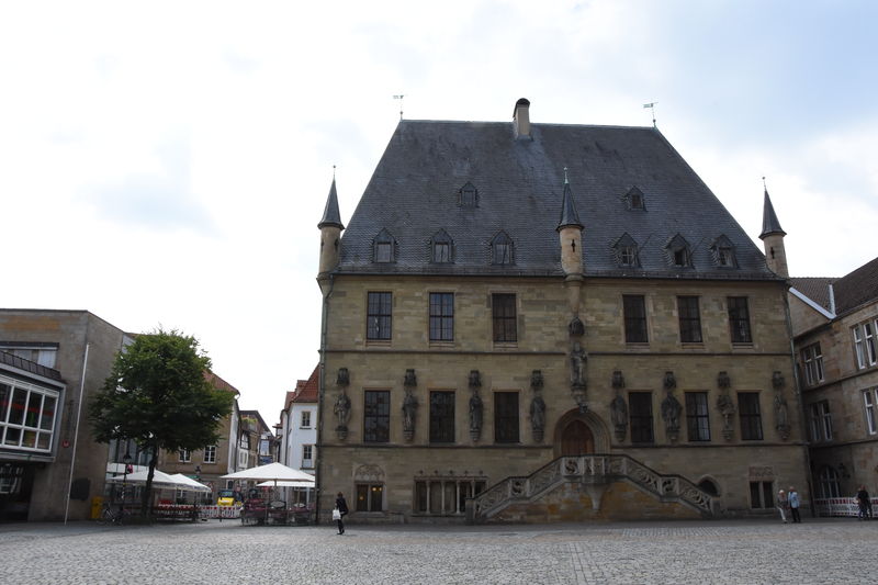 Soubor:Marktplatz Osnabrück mit Rathaus.jpg