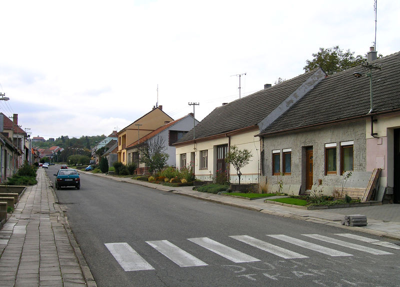 Soubor:Němčičky, main street.jpg