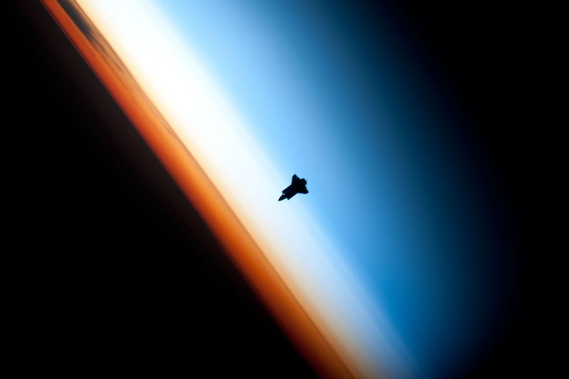 Soubor:Endeavour silhouette STS-130.jpg