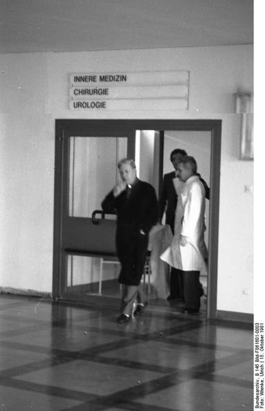 Soubor:Bundesarchiv B 145 Bild-F061601-0003, Bundeswehrkrankenhaus Koblenz, Helmut Schmidt.jpg