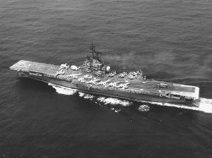 USS Hornet při nasazení ve vietnamské válce, 1967. Na úhlové palubě stojí několik protiponorkových letounů Grumman S-2 Tracker.