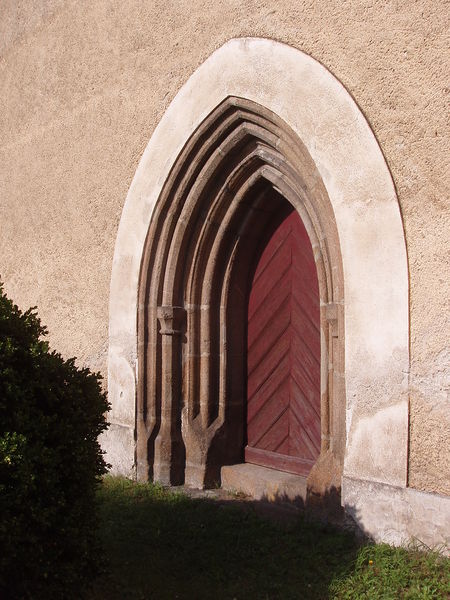 Soubor:Drazice portal kostela.jpg