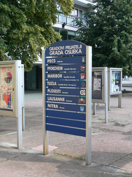 Soubor:Twin towns sign, Osijek.jpg