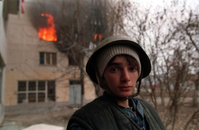 Soubor:Evstafiev-chechnya-boy-house-burns.jpg