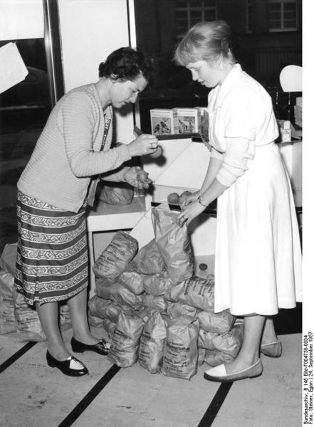 Soubor:Bundesarchiv B 145 Bild-F004738-0004, Bonn, Kartoffelkauf bei Edeka.jpg