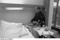 Bundesarchiv B 145 Bild-F061600-0002, Bundeswehrkrankenhaus Koblenz, Helmut Schmidt.jpg