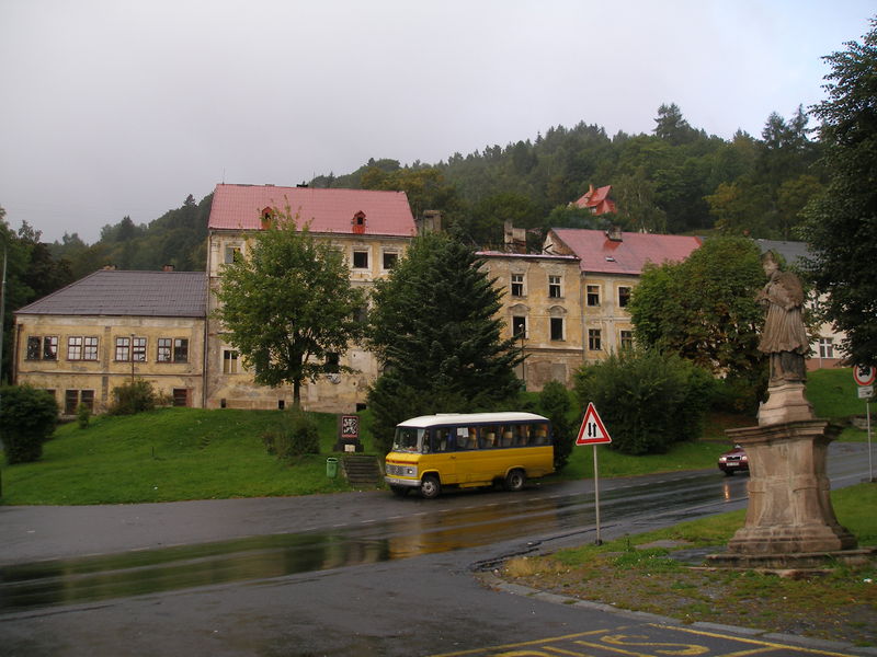 Soubor:Joachimsthal-2007-09-04-DomyVedleMuzea.JPG