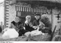 Bundesarchiv R 49 Bild-0141, Polen, polnische Familie auf Wagen.jpg