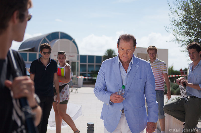 Soubor:Roger Moore sur le tournage de Incompatibles 1.jpg