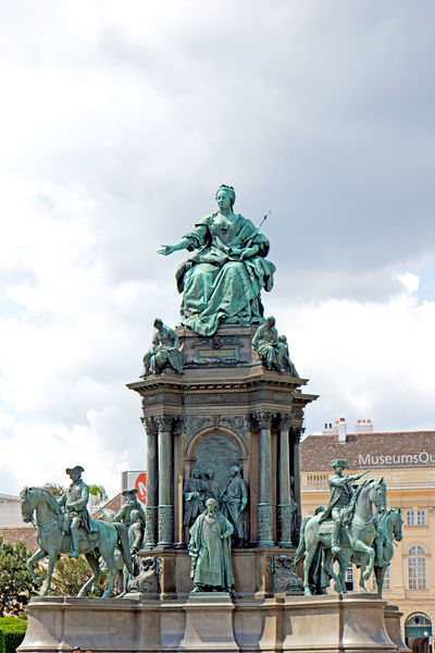 Soubor:Austria-00807-Maria Theresa Monument-Flickr.jpg