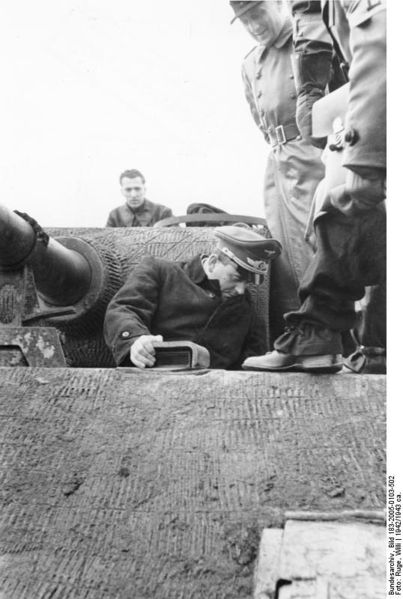 Soubor:Bundesarchiv Bild 183-2005-0103-502, Albert Speer bei Panzer-Besichtigung.jpg