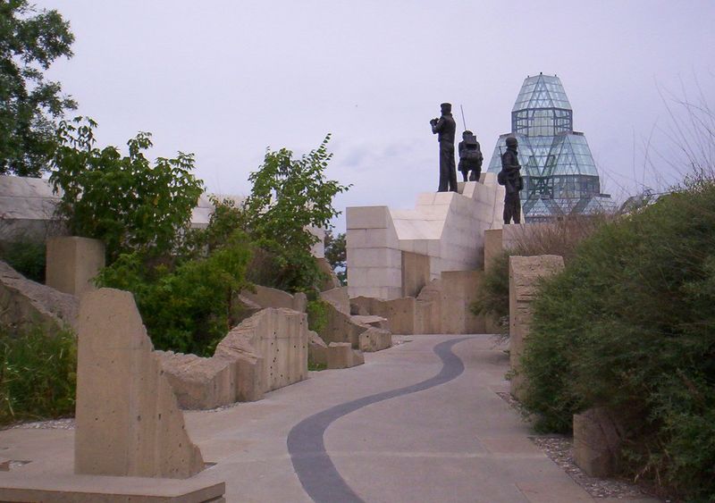 Soubor:Peacekeeping monument.jpg