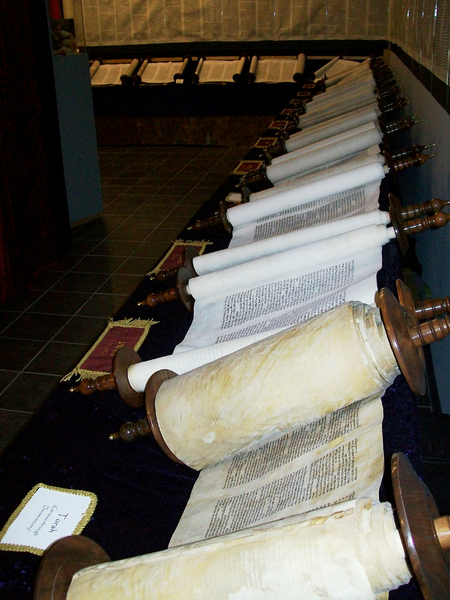 Soubor:Entire Tanakh scroll set.png