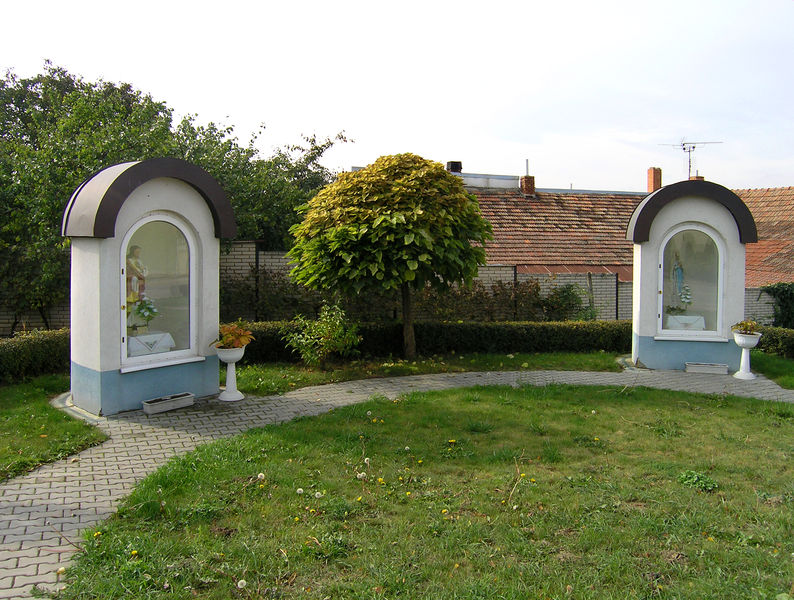 Soubor:Terezín (Moravia), chapels.jpg