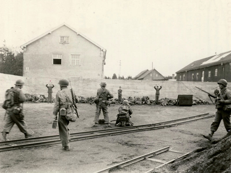 Soubor:Dachau execution coalyard 1945-04-29.jpg