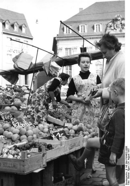 Soubor:Bundesarchiv B 145 Bild-F004632-0006, Bonn, Marktstände auf dem Markt.jpg