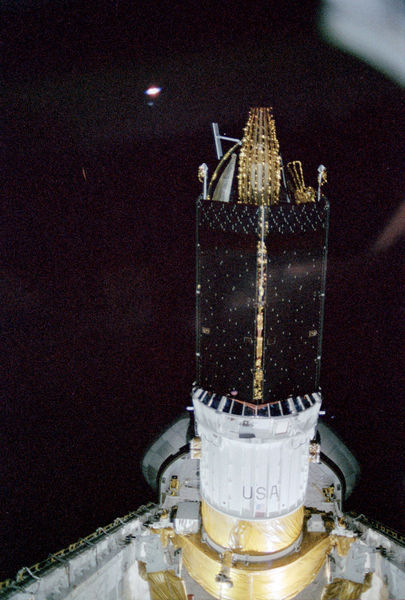 Soubor:STS-6 TDRS-A deploy preparations.jpg