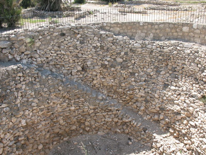 Soubor:Megiddo Granary.jpg