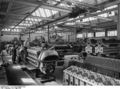 Bundesarchiv B 145 Bild-F003563-0002, Stuttgart-Untertürkheim, Daimler-Benz Motorenbau.jpg