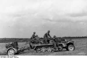 Bundesarchiv Bild 101I-686-0080-21, Russland, Halbkettenfahrzeug mit Nebelwerfer.jpg