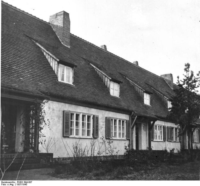 Soubor:Bundesarchiv RH8II Bild-007, Peenemünde, Siedlung Karlshagen, Wohnhaus.jpg