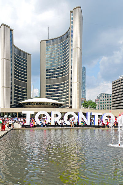 Soubor:DSC09158-Toronto City Hall-DJFlickr.jpg