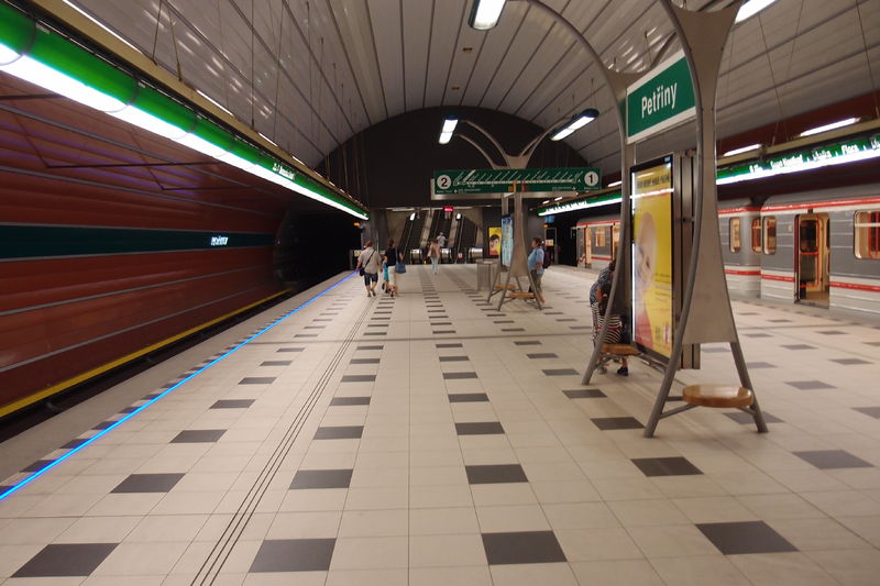 Soubor:Petřiny metro station 2016Z01.JPG